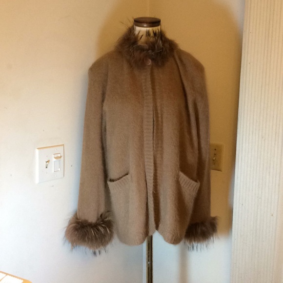 VINTAGE CONNIE A LEE ANGORA / FOX FUR SWEATER - Picture 2 of 8